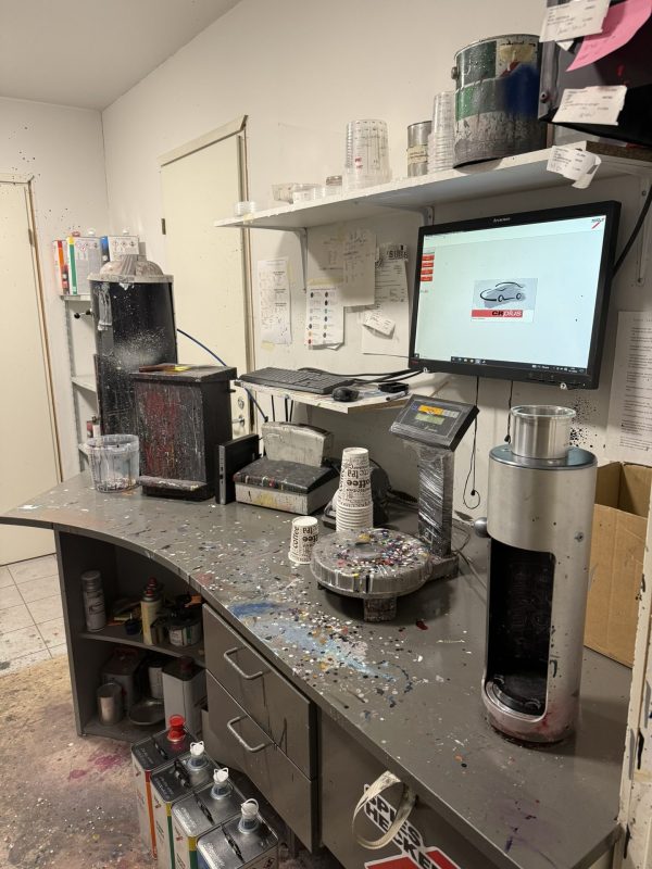 Automaalien sekoitusasema ja värityöpiste Hämeenlinnassa