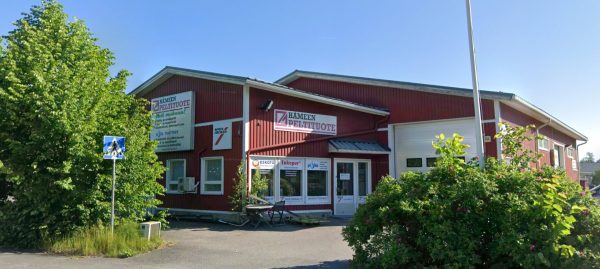 Hämeen Peltituote myymälä ja piha-alue Hämeenlinnassa