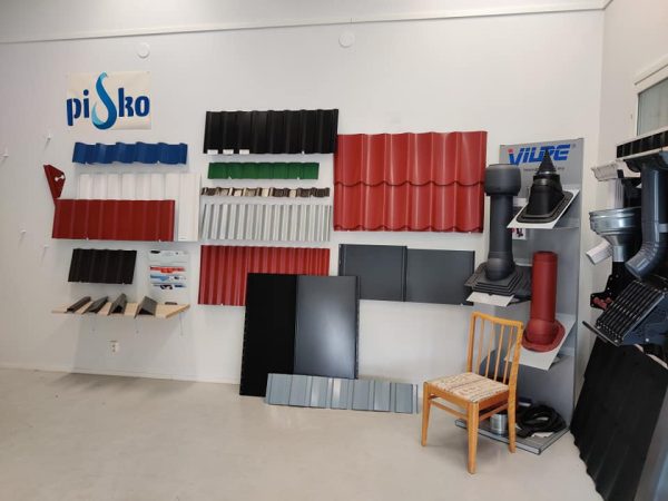 Kattopellit näytillä myymälässä Hämeenlinna