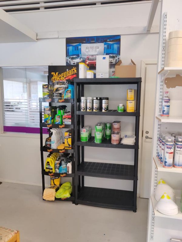 Meguiar's autonhoitotuotteet ja SprayMax myymälässä Hämeenlinna