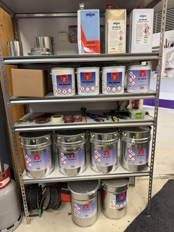 Mipa PMI akryyli- ja epoksi-automaalit hyllyssä Hämeenlinnassa