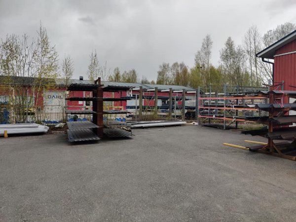 Kattopellit ja peltituotteet ulkovarastossa Hämeenlinna
