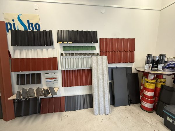 Pisko-profiilipellit ja värimallit esittelyseinällä Hämeen Peltituotteella Hämeenlinnassa