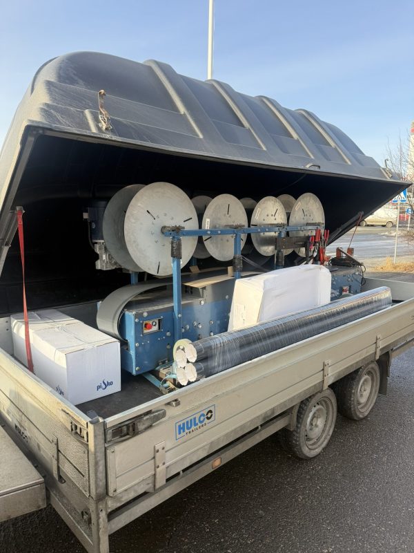 Sadevesikourujen valmistus paikan päälle – kourukone perävaunussa